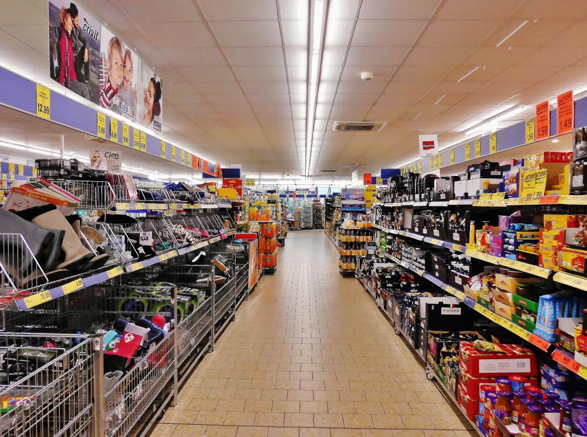 Prateleiras de supermercado com produtos organizados para controle de estoque e vendas.