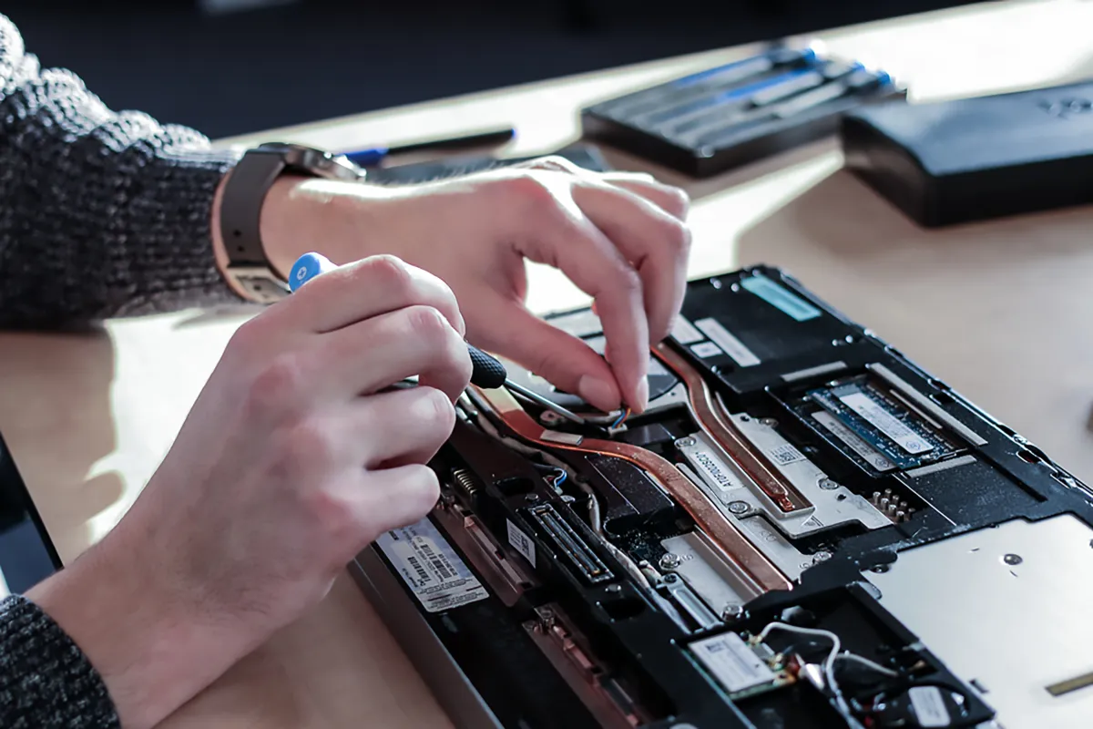 Equipamento eletrônico de pagamento com bobina de papel térmico para comprovantes.