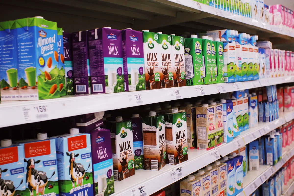 Prateleiras com produtos e etiquetas de preços para conferência no varejo.