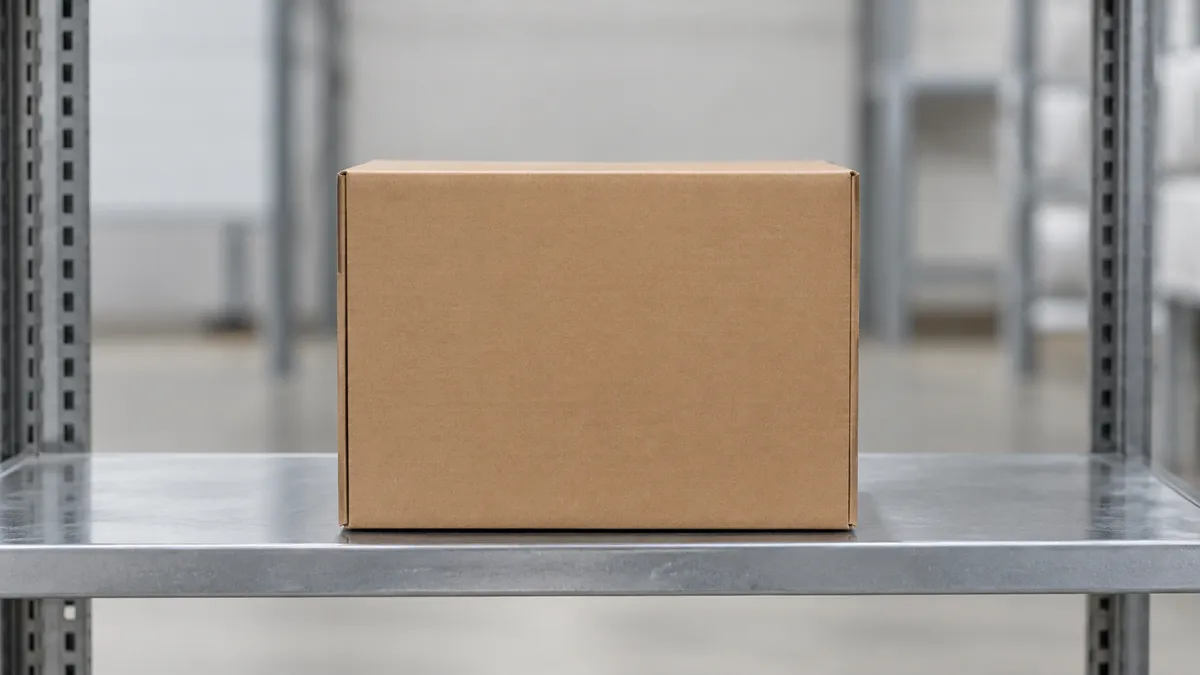 Caixa de papelão marrom fechada e centralizada sobre uma prateleira metálica em ambiente de armazenamento, com fundo desfocado de estantes.