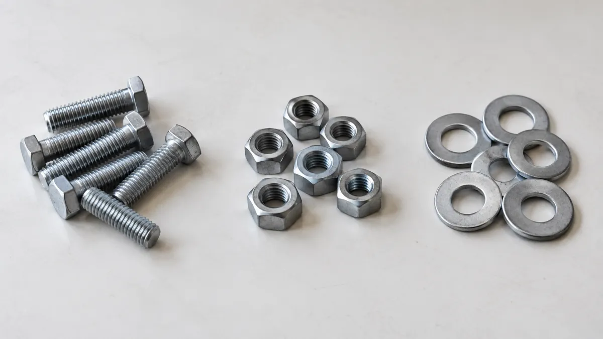 Conjunto de parafusos sextavados, porcas sextavadas e arruelas lisas metálicas em superfície clara, destacando fixação industrial e montagem mecânica.