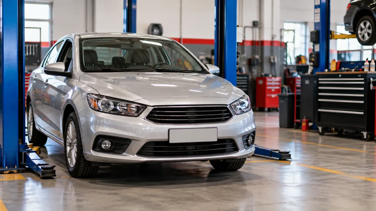 Sedã Prateado em Oficina Automotiva Moderna