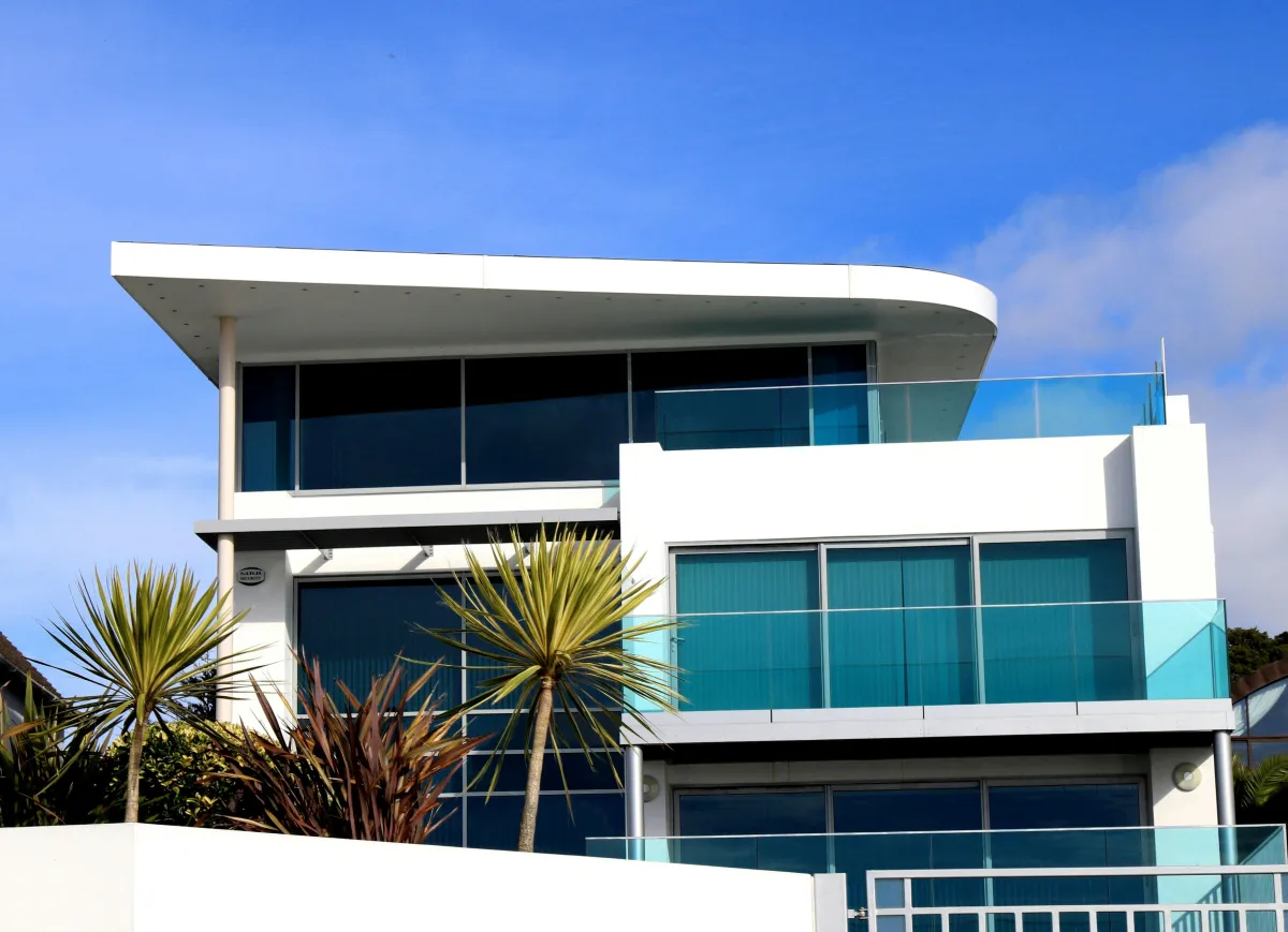 Construção Alto Padrão: O que realmente define um imóvel de luxo?