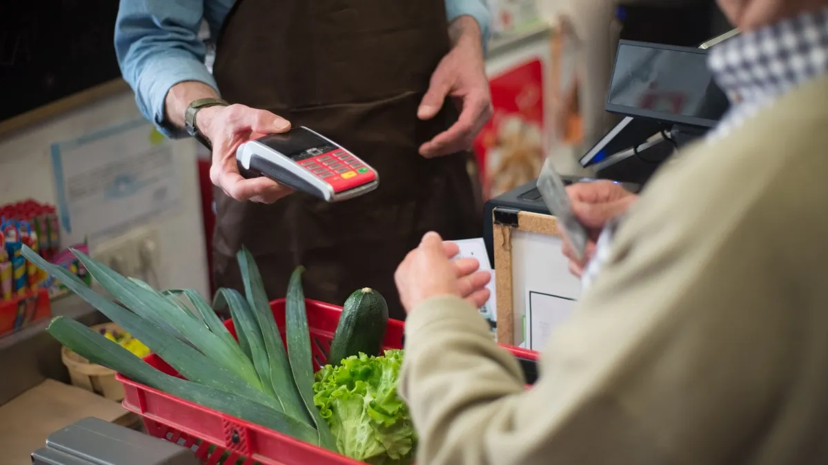Pagamento no caixa do mini mercado