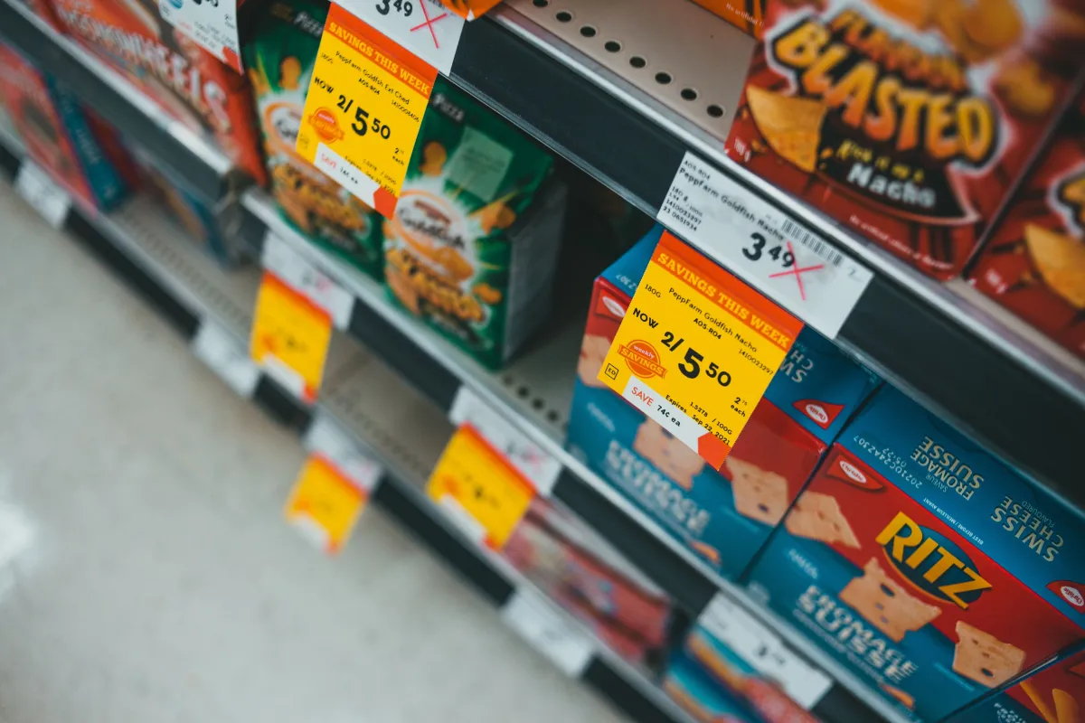 Produtos com etiquetas de preços e promoções