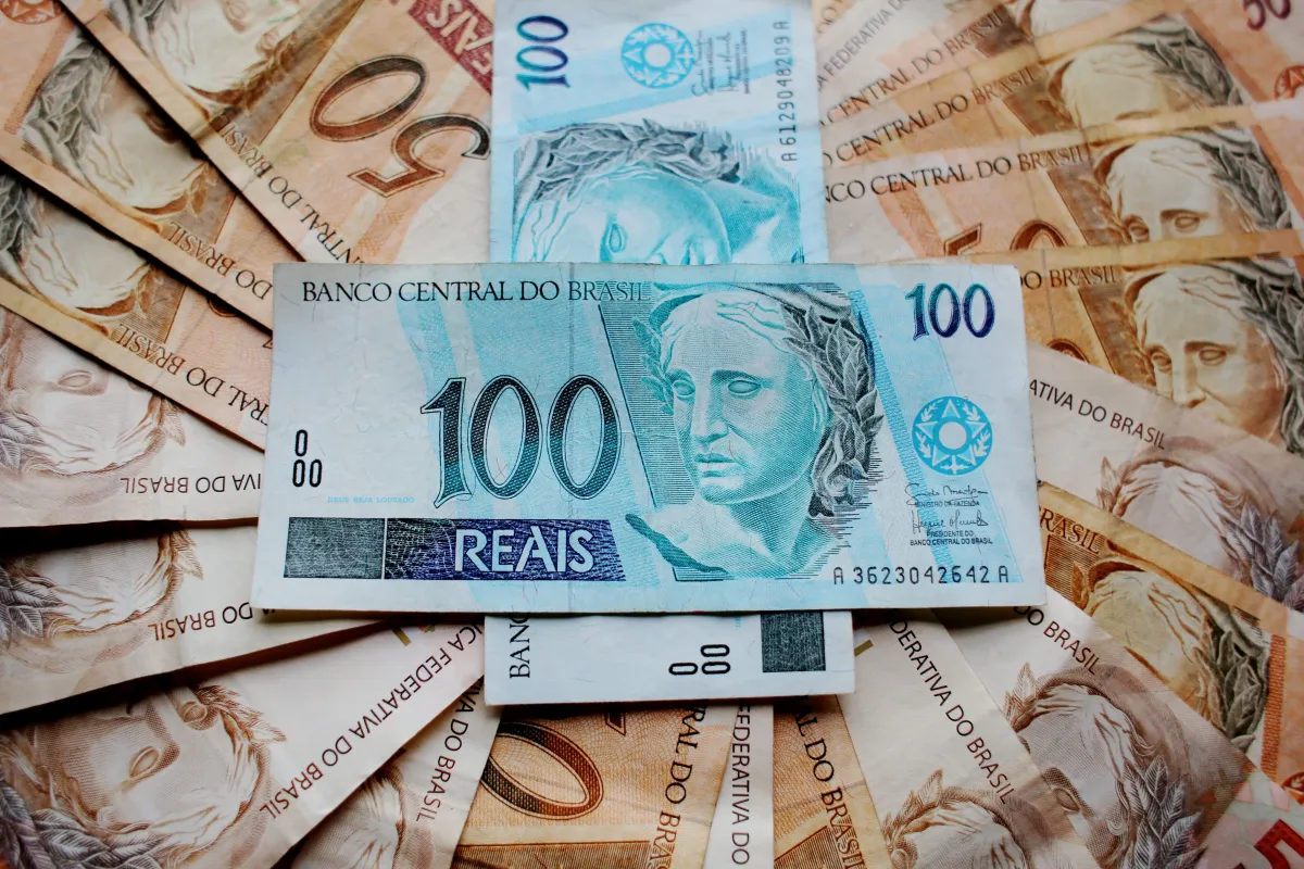 Cédulas de reais brasileiros utilizadas na conferência de dinheiro.
