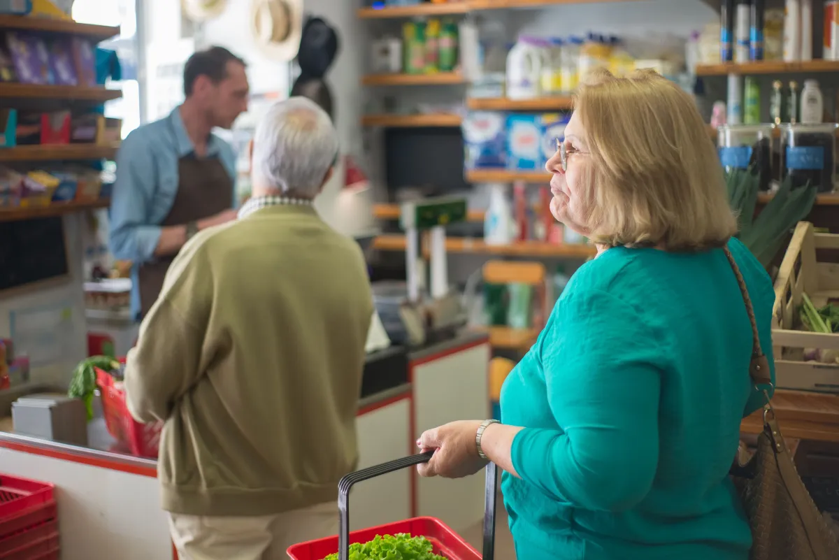 Movimento de clientes no mercadinho