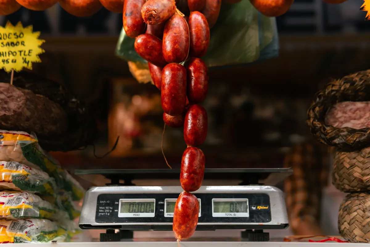 Proprietário de açougue analisando custos e equipamentos antes de contratar um sistema PDV.