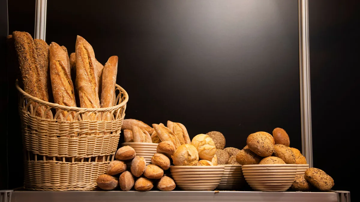 Organização de produtos em uma pequena padaria