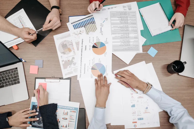 Um diagrama de fluxo de processos de negócios com ícones representando diferentes departamentos de uma empresa, como finanças, RH e estoque, conectados por setas em um fundo azul claro.