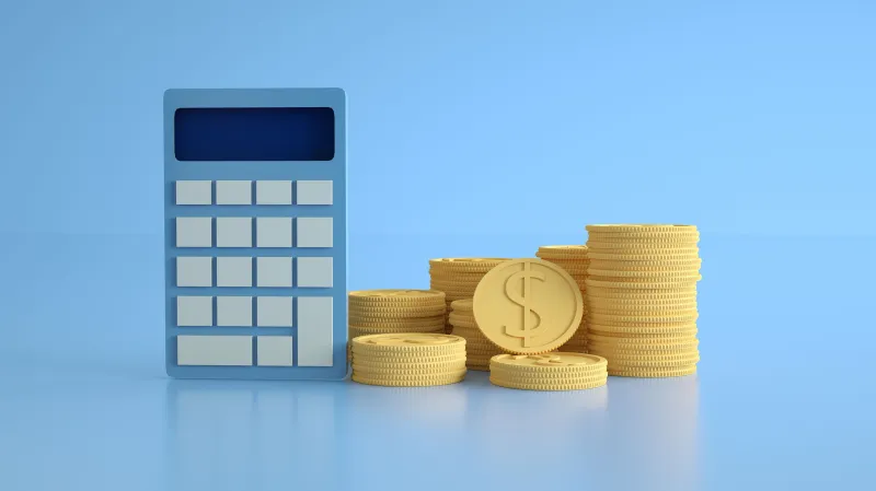 Uma pilha de moedas de ouro e notas de dinheiro crescendo em direção ao céu, simbolizando o crescimento financeiro e os benefícios de um sistema ERP, em um fundo desfocado.