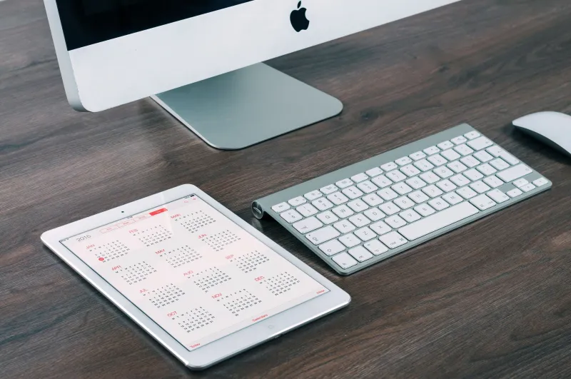 Um calendário com datas marcadas e um gráfico de crescimento.