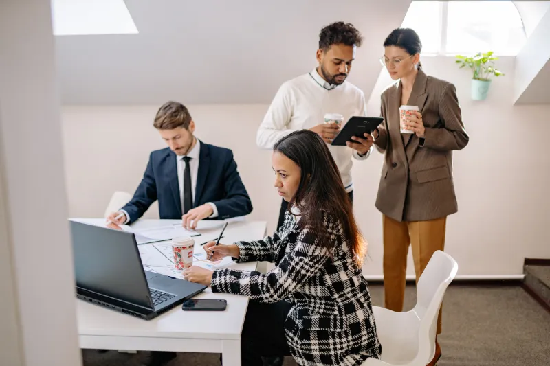 Um grupo de empresários trabalhando juntos em um projeto.