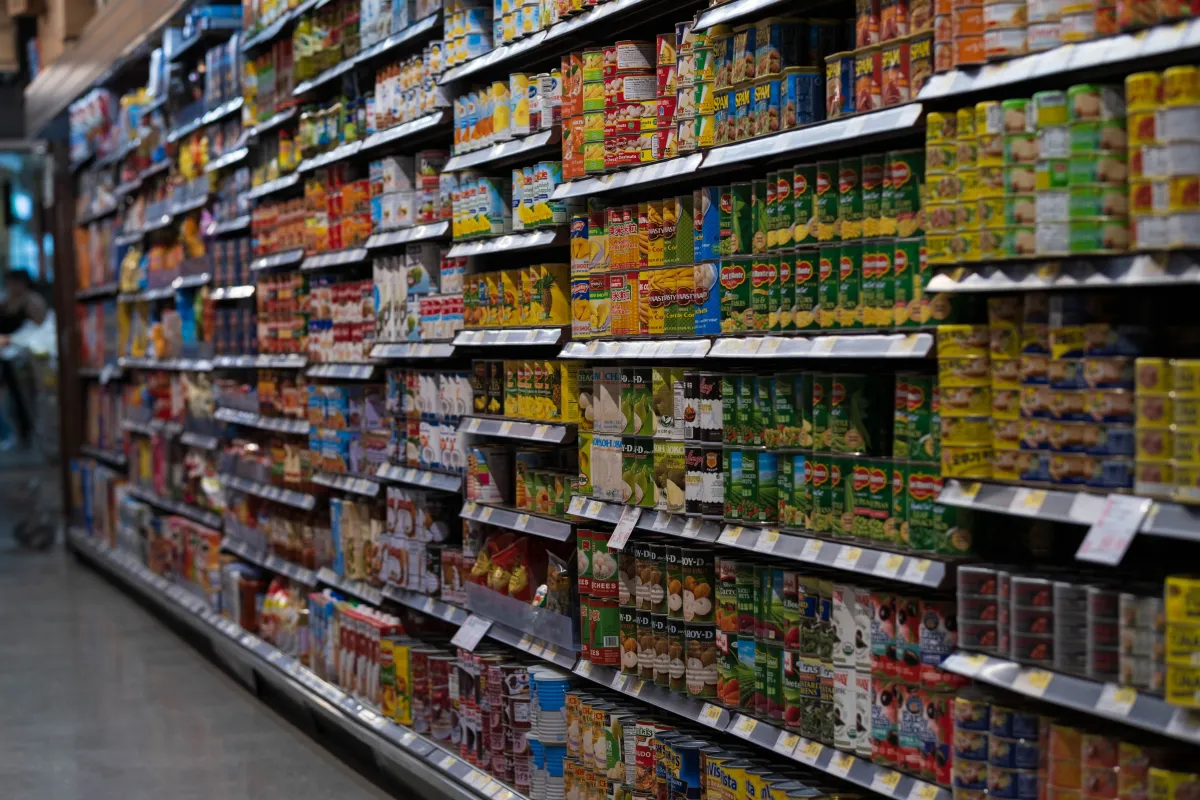 Produtos alimentícios industrializados armazenados em prateleiras.