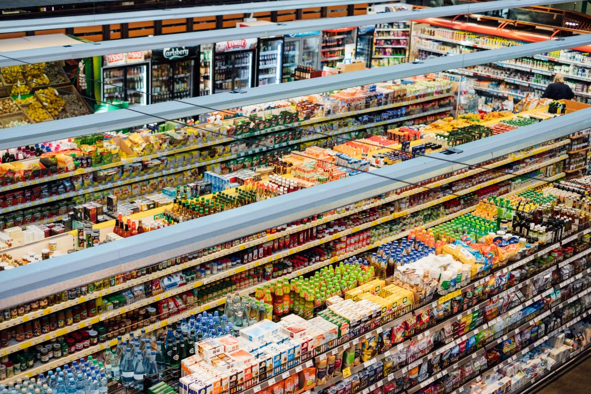 Produtos organizados em mercado