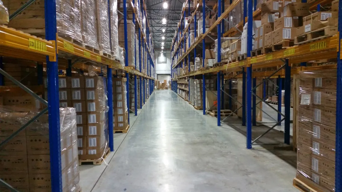 Corredor de armazenamento com caixas de papelão empilhadas e organizadas. Uma composição sem pessoas.