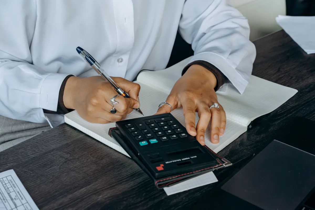 Responsável analisando registros para identificar falhas nos processos da empresa.