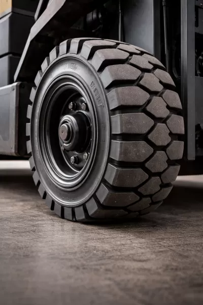 Pneu de empilhadeira e eficiência operacional em turnos intensos