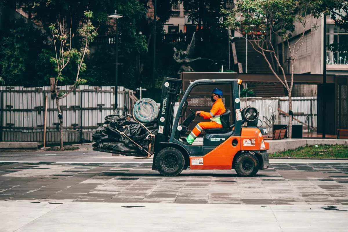 Como o Tipo de Pneu de Empilhadeira Impacta na Eficiência Operacional do Equipamento