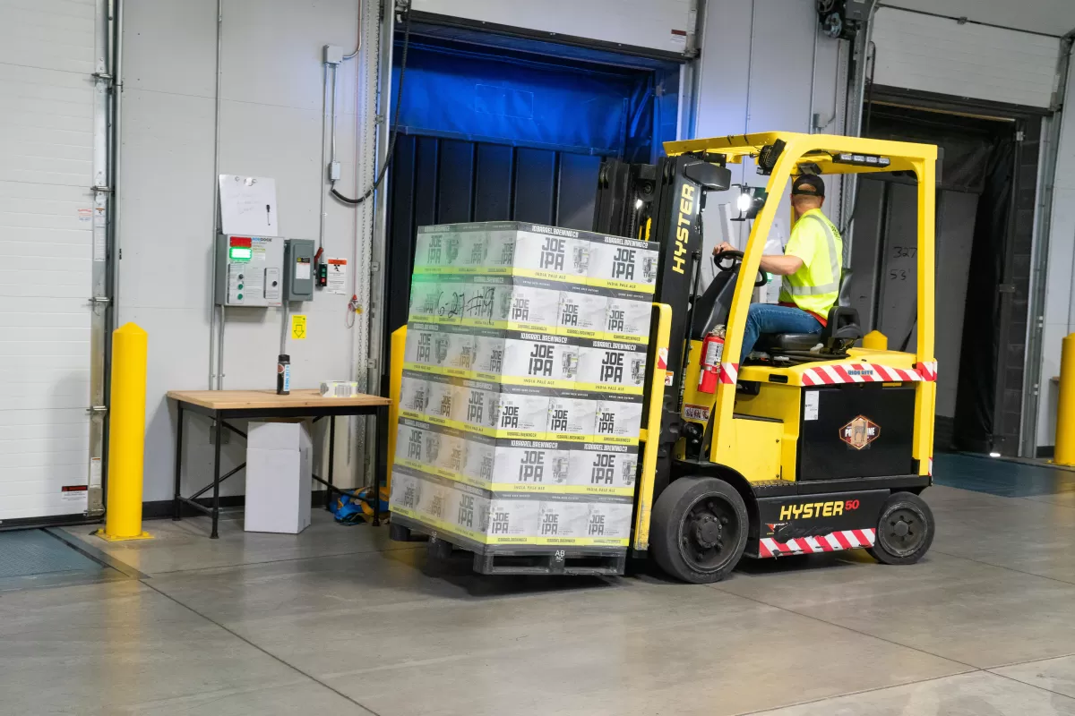 Principais Vantagens de Usar Roda para Empilhadeira Bipartida em Operações Industriais