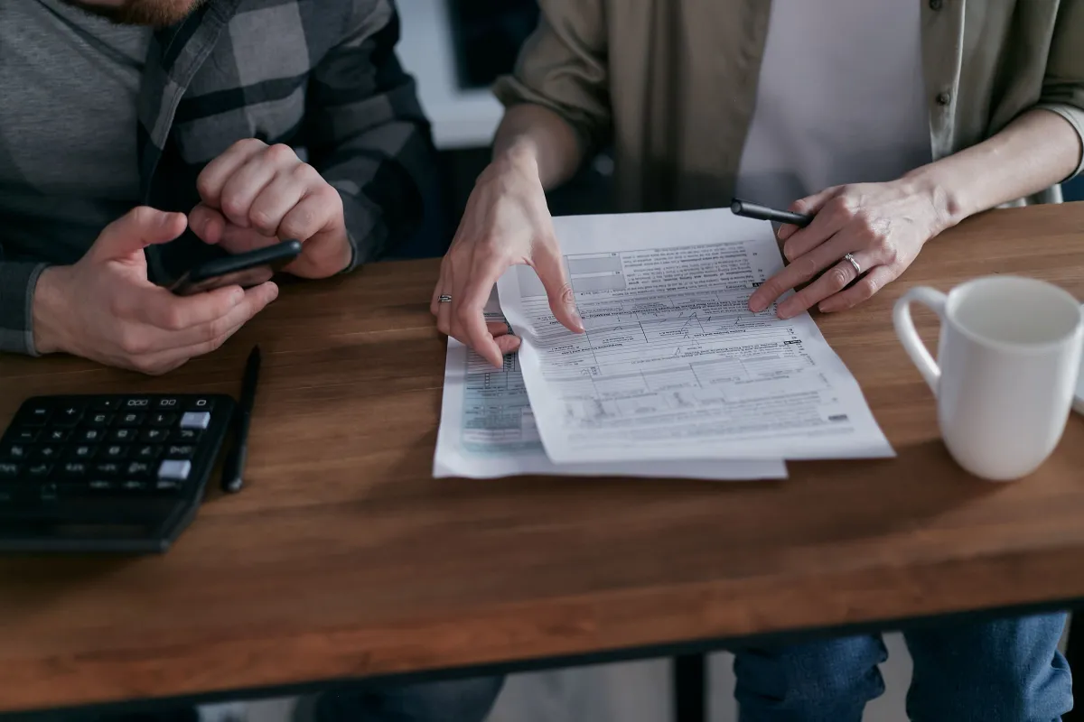 Conferência de documentos comerciais e valores financeiros de pedidos de uma distribuidora.