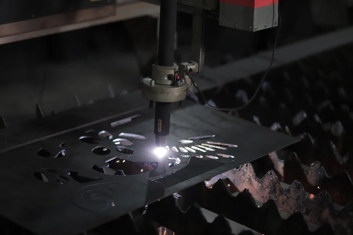 Máquina de corte a plasma trabalhando sobre uma chapa de metal.