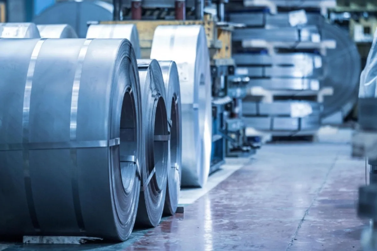Peças metálicas organizadas para inspeção e acompanhamento das etapas de fabricação
