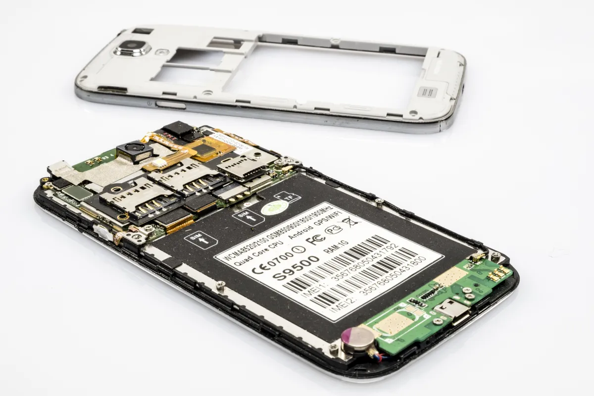 Foto de um smartphone desmontado, com seus componentes internos visíveis