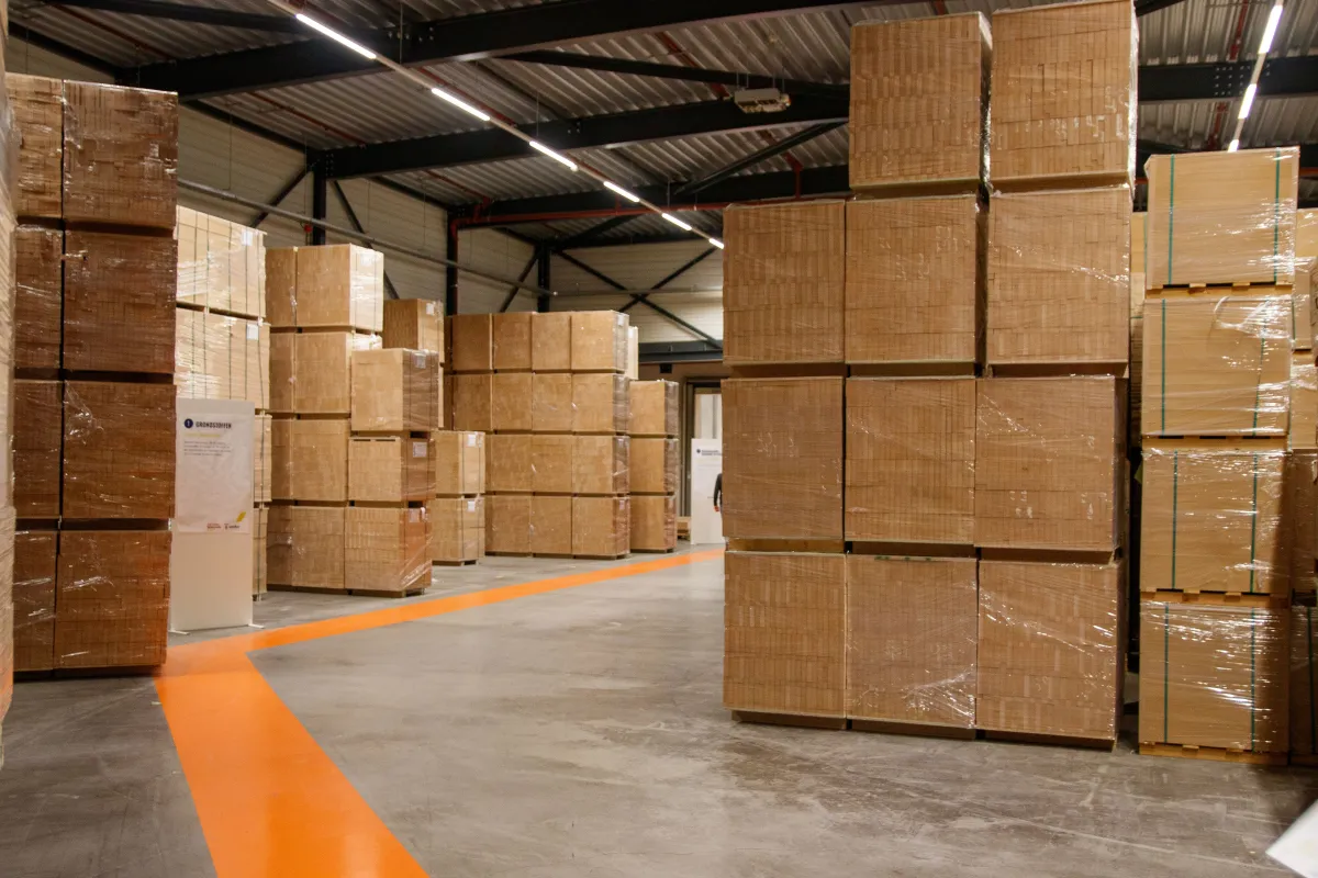 Caixas de mercadorias organizadas em um armazém industrial para armazenamento e expedição.