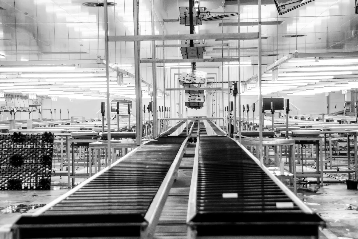 Linha de produção industrial com equipamentos de fabricação
