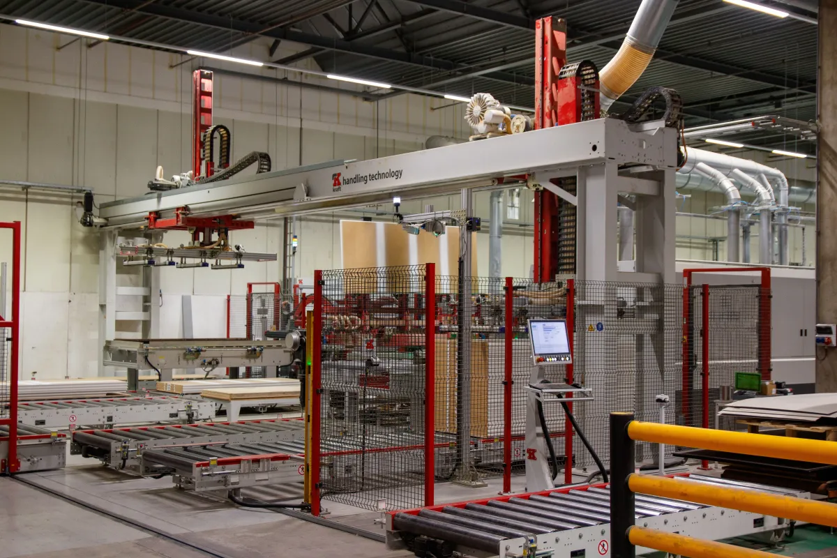Equipamentos automatizados em operação em uma unidade industrial.
