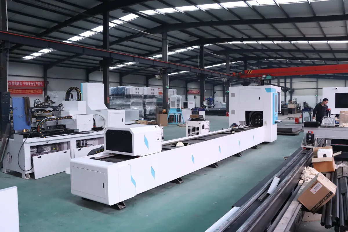 Equipamentos industriais utilizados em diferentes operações de fabricação