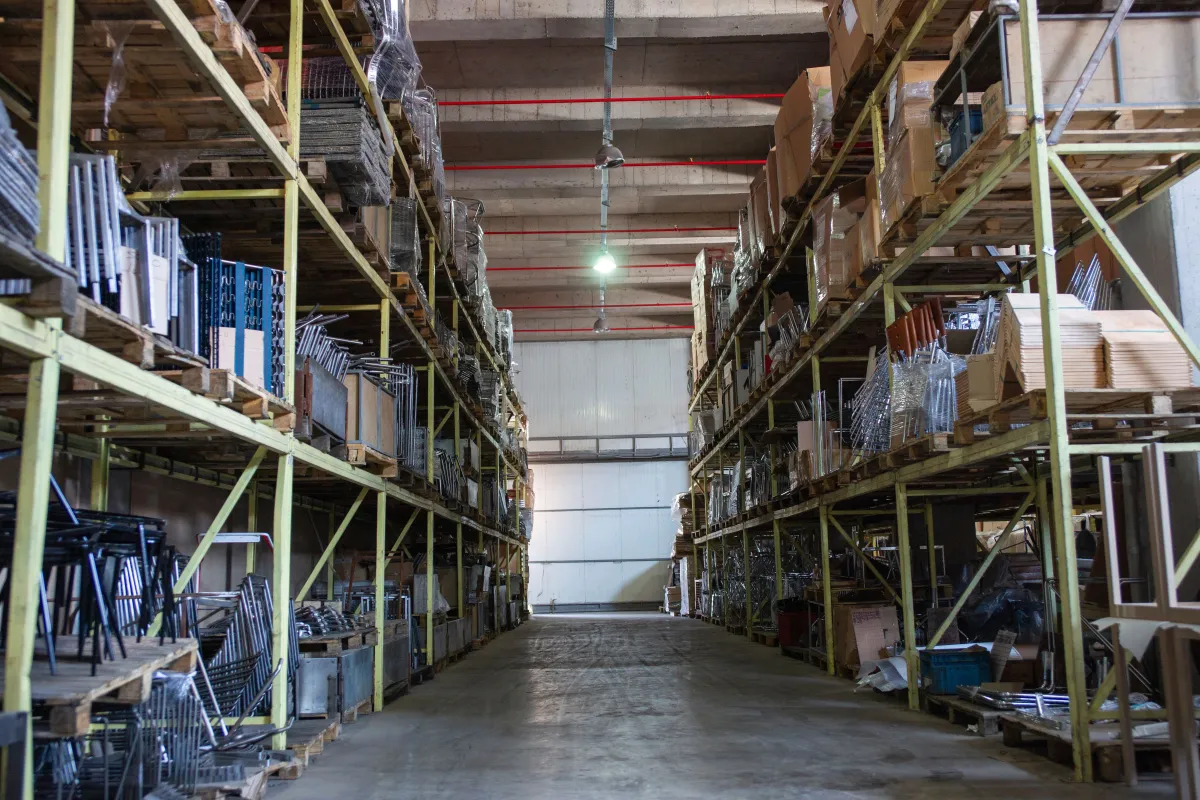 Produtos acabados organizados em estantes no estoque de uma pequena indústria
