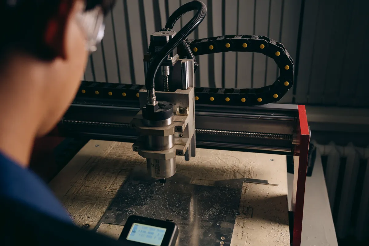Máquina industrial realizando operação de fabricação de peça metálica em uma metalúrgica.