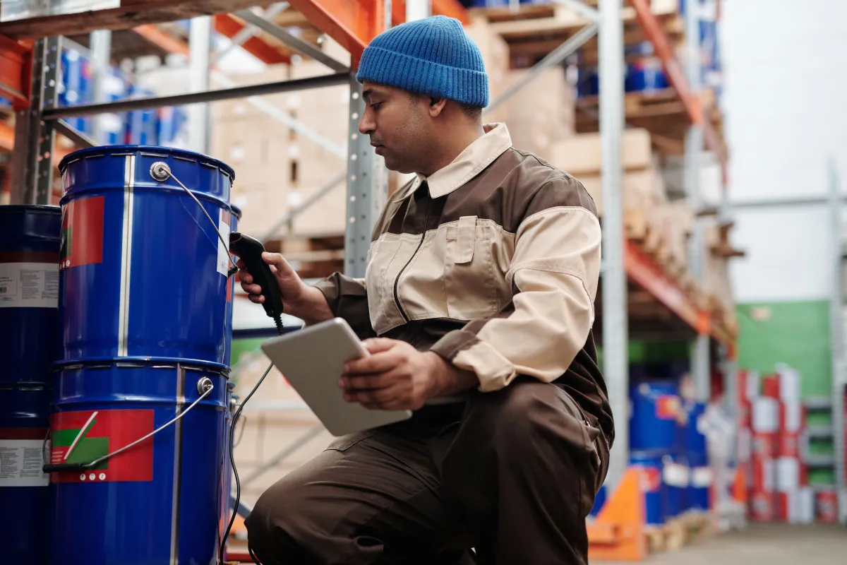 Funcionário utilizando leitor de código de barras para conferir um produto no estoque