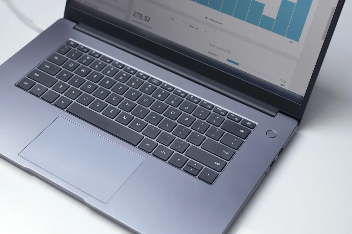 Notebook exibindo gráficos e indicadores digitais para análise de informações empresariais.