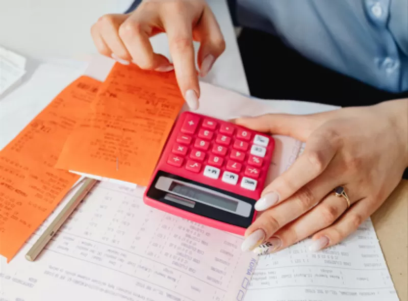 Sistema de NFe Gratuito vs Pago: Qual Vale Mais a Pena em 2025?