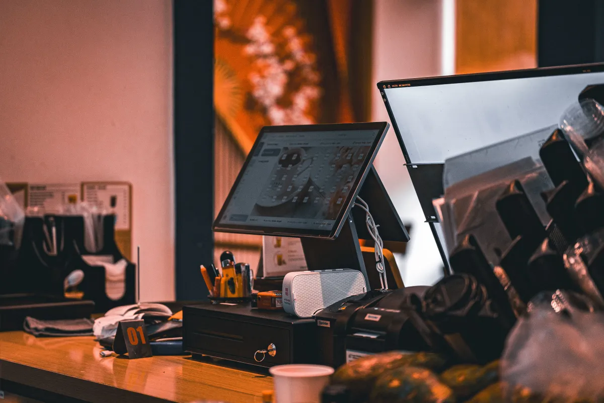 PDV Varejo Online: mesa de atendimento com computador e tablet na operação, mostrando integração de vendas entre loja física e internet em um ambiente de varejo.