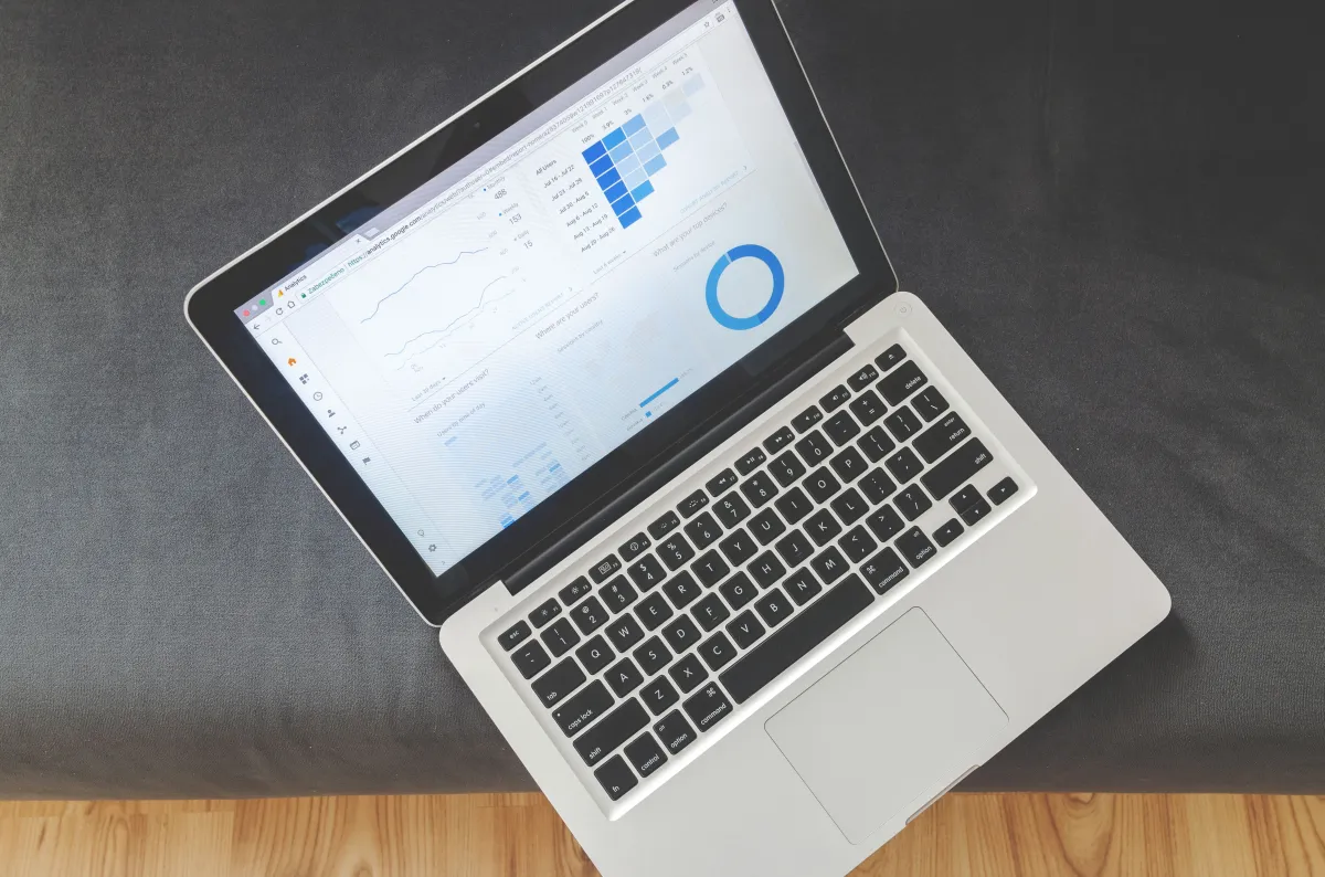 Sistema para Comércio em laptop com gráficos de desempenho e interface de vendas, sugerindo estratégias para aumentar resultados na Black Friday sem comprometer o lucro.